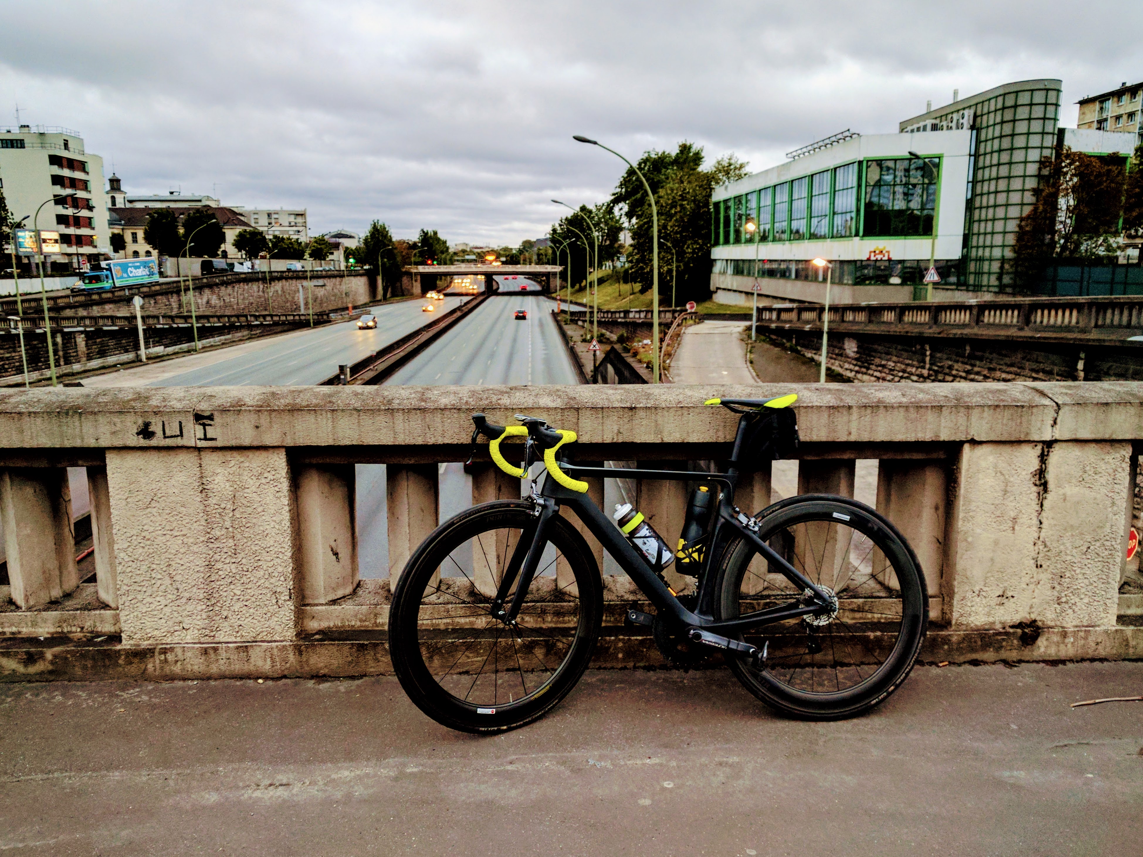 Cycling by the parisian outskirts