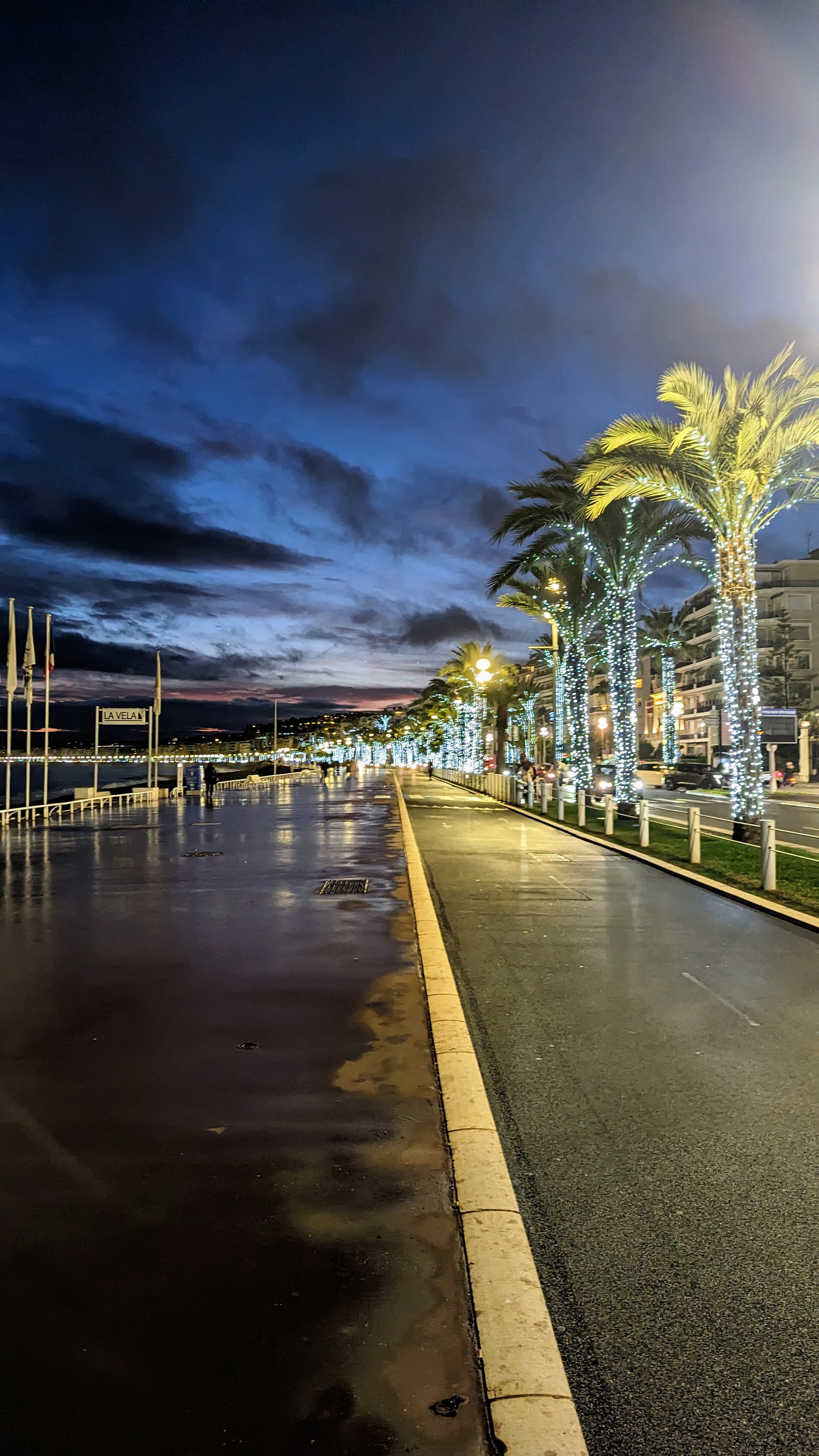 La promenade de nice in winter by night