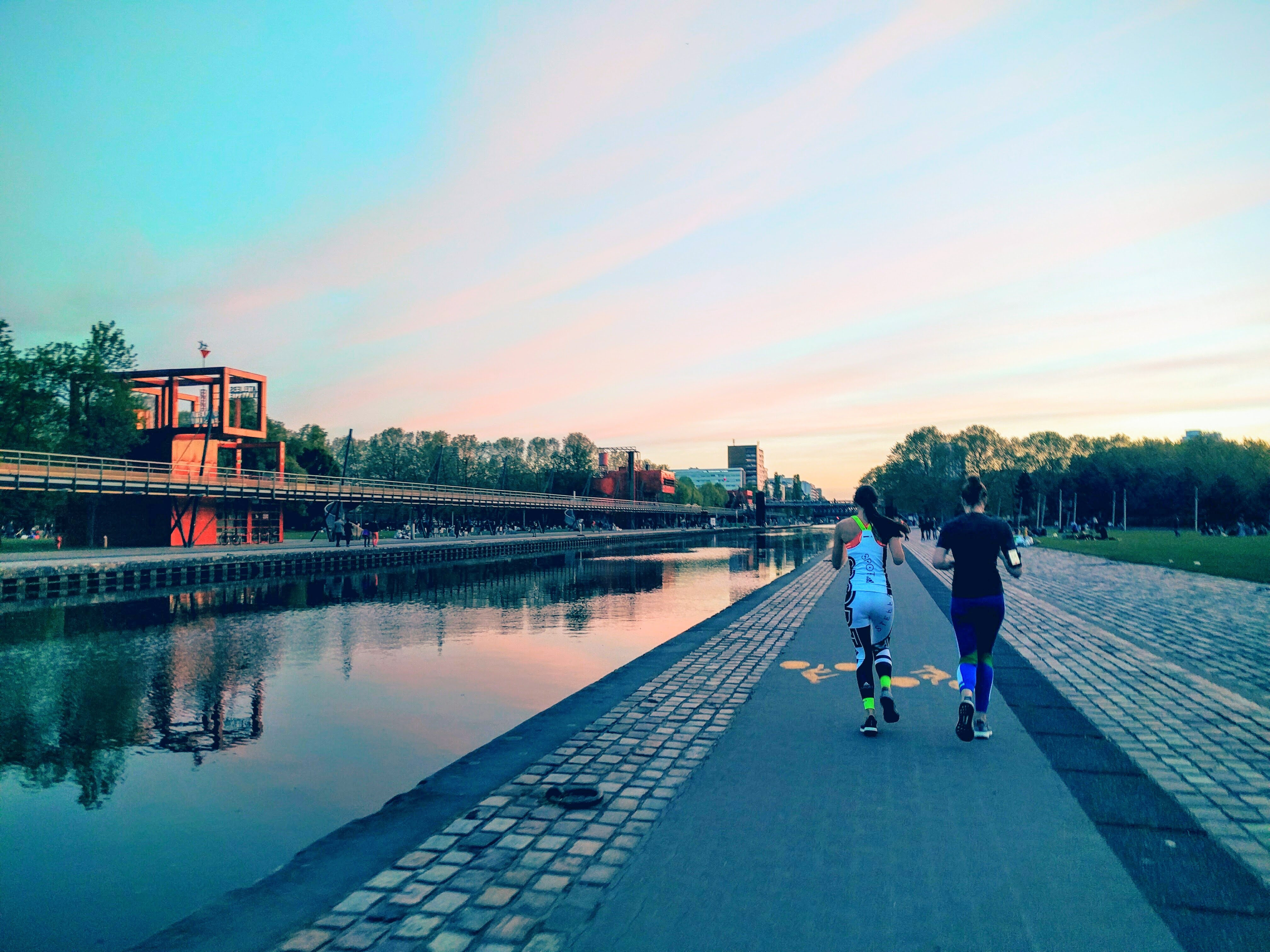 Running by the canal de l'ourcq