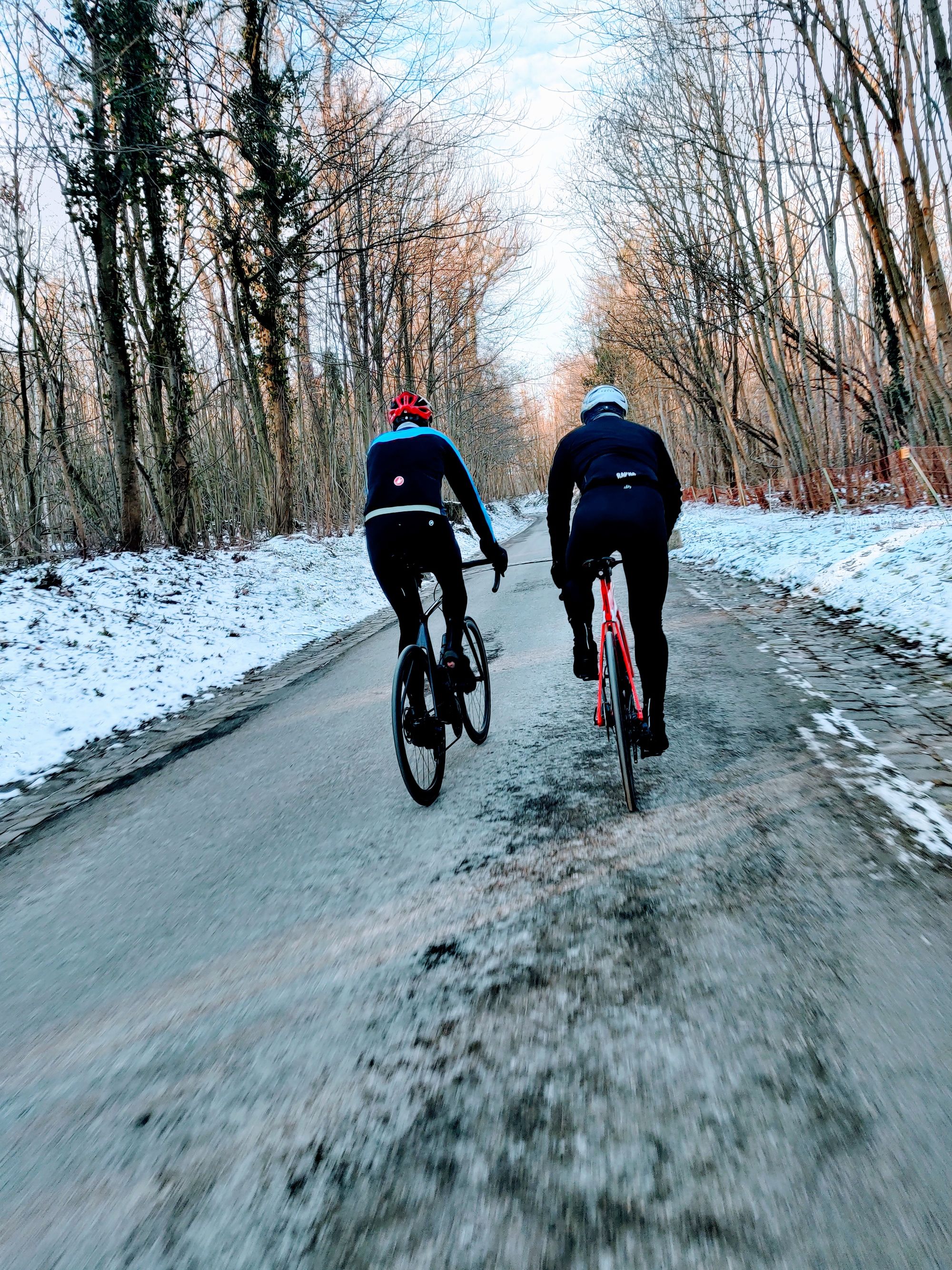 Snowy sunday group ride and friends